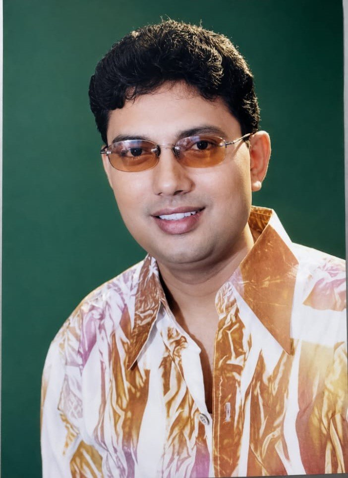 Indranil Roy and Swarnali Chatterjee performing live stage show in Kolkata